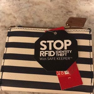 Stripped Kelly and Kate wallet beach’s theme